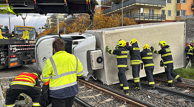 Dodávka se po srážce s tramvají převrátila na bok. Jeden zraněný