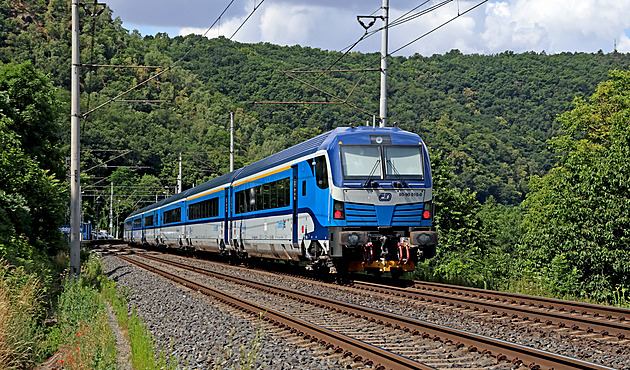 Policie obvinila trojici mužů z krádeže kabelů na železnici. Nejstarší míří do vazby