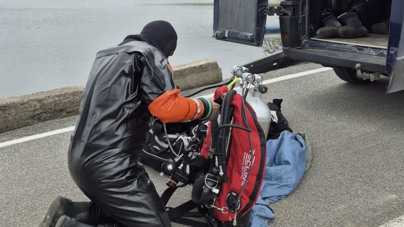 Identitu mrtvých na dně Lipna potvrdily testy DNA. Po mladících se pátralo 10 let