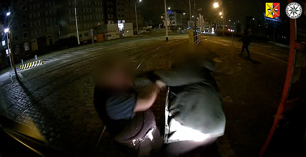 Řidič tramvaje tyčí zlomil ruku cestujícímu, po přezkumu případu nebude stíhaný