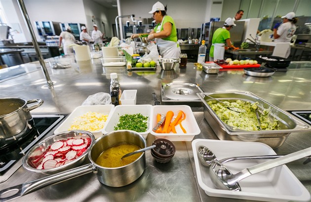 Platy pro kuchařky a školníky nás zatíží a omezí rozvoj, obávají se obce