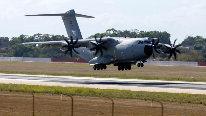 Zřítilo se turecké vojenské letadlo. K zemi šlo ve spirále hustého dýmu, ukazují záběry