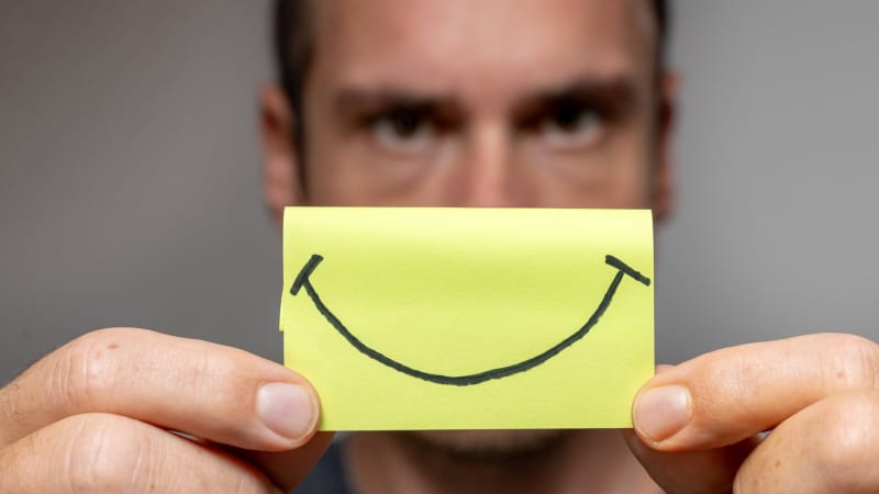 Na tváři úsměv, v duši trýzeň. Úskalím usměvavé deprese je přetvářka, vede i k sebevraždě