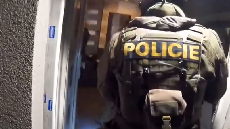 Ruce! Kde je pes? Policie ukázala video, jak si drsně přišla pro dealery. Musela páčit dveře