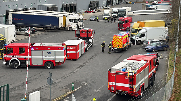 Ve skladové hale se prorazil barel s chemikálií, evakuovali desítky lidí