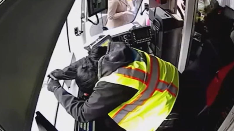 „Děsivé, všichni křičeli.“ Strojvedoucí usnula, vlak v USA se řítil ulicemi, ukazuje video