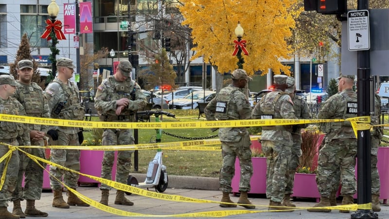Gardistka postřelená u Bílého domu zemřela. Trump slíbil migrantům stopku a deportace