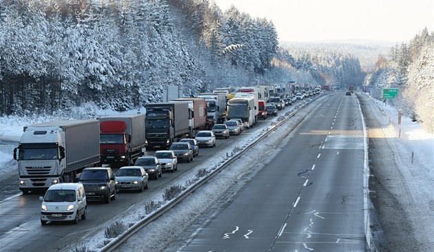 Meteorologové varují řidiče i chodce. V noci se začne tvořit ledovka