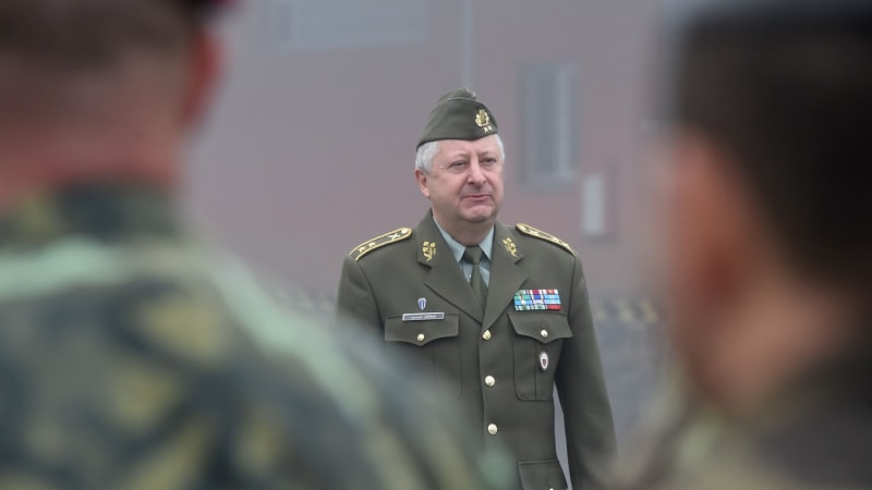 Trpký konec v armádě a protiváha Pavlovi. Kdo je kandidát na ministra obrany Zůna?