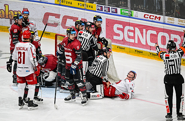 ONLINE: Bitva o pozici lídra. Třinec hostí Spartu, druhé Pardubice bojují v Liberci