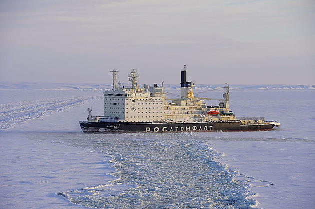 Rusové posílají stínovou flotilu Severní mořskou cestou. Hrozí katastrofa