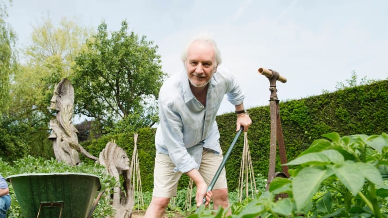 Energický úklid i zahradničení. Vědci odhalili překvapivé aktivity prodlužující život