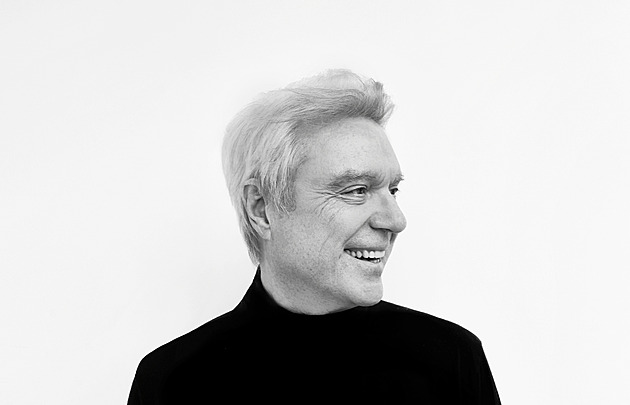 Láska i absurdita všednodennosti. Do Prahy přijede oscarový David Byrne