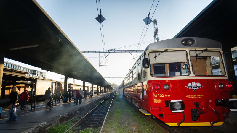 Požár vlaku zastavil v Praze hlavní uzel. Spoje nabírají zpoždění, nejezdí se několika směry