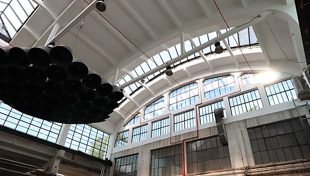 DEPO2015 má novou střechu. Světlíky jsou z pětistovky atypických tabulí skla