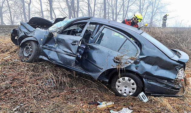 Vlak odhodil na Pelhřimovsku auto do příkopu u trati, řidič je zraněný
