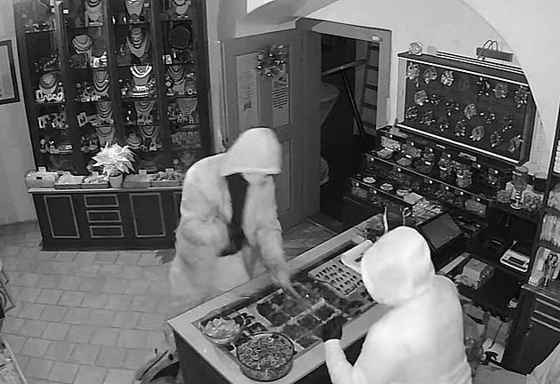 Maskovaní zloději nakradli vltavíny a šperky za více než milion, brzy je chytili