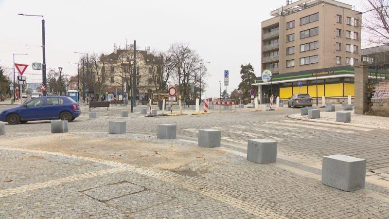 „Hranatá záhada“ zaskočila Pražany. Jak protitankové zátarasy, nechápe expert nápad za milion