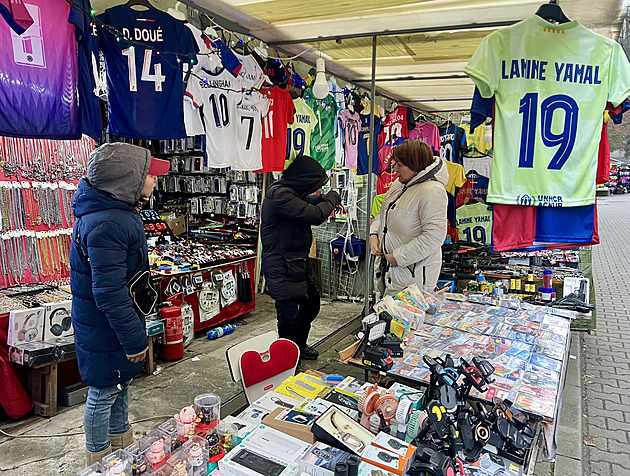 Pryč z chodníků. Hřensko „usměrňuje“ vietnamskou tržnici, obchodníkům běží čas