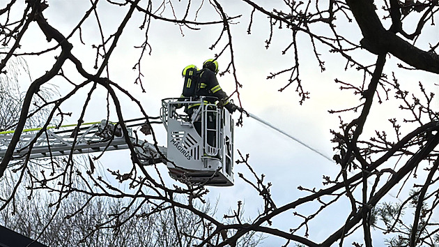 V Hostivici u Prahy hoří bungalov, jeden člověk skončil v péči záchranářů