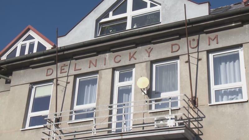 Vychyloval na baru a chytil paní za intimní místo. Svědci líčí romskou rvačku