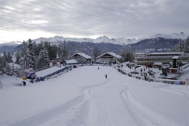 Švýcarským lyžařským střediskem otřásl výbuch baru, zemřelo deset lidí