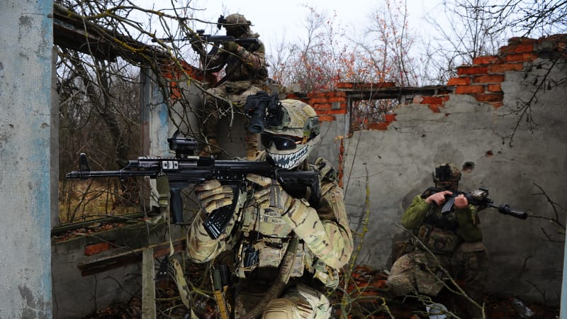 Politico: Vleklý konflikt je pro Putina výhodný. Jaké jsou šance na konec války?