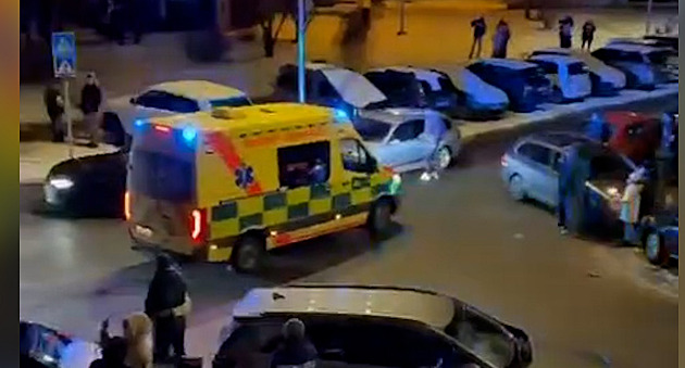 Ignoroval spěchající sanitku a v klidu telefonoval. Řidiče z videa hledá policie