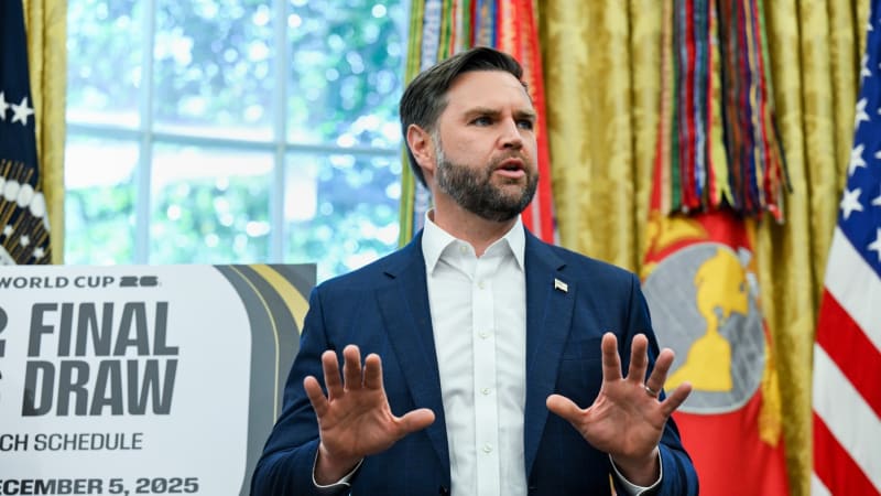 J. D. Vance v ohrožení: Rozbili mu okna a vloupali se do domu. Policie má podezřelého