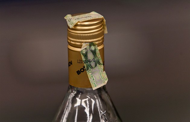 Dívka nalila spolužákovi do pití metanol, smrtící směsi se napily i učitelky