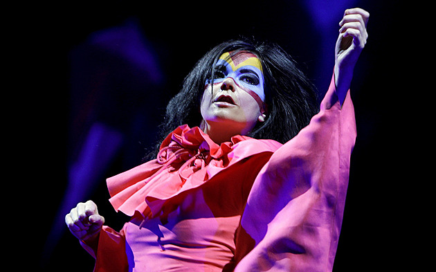 Drazí Gróňané, vyhlaste nezávislost! vzkazuje Björk v napjatých časech