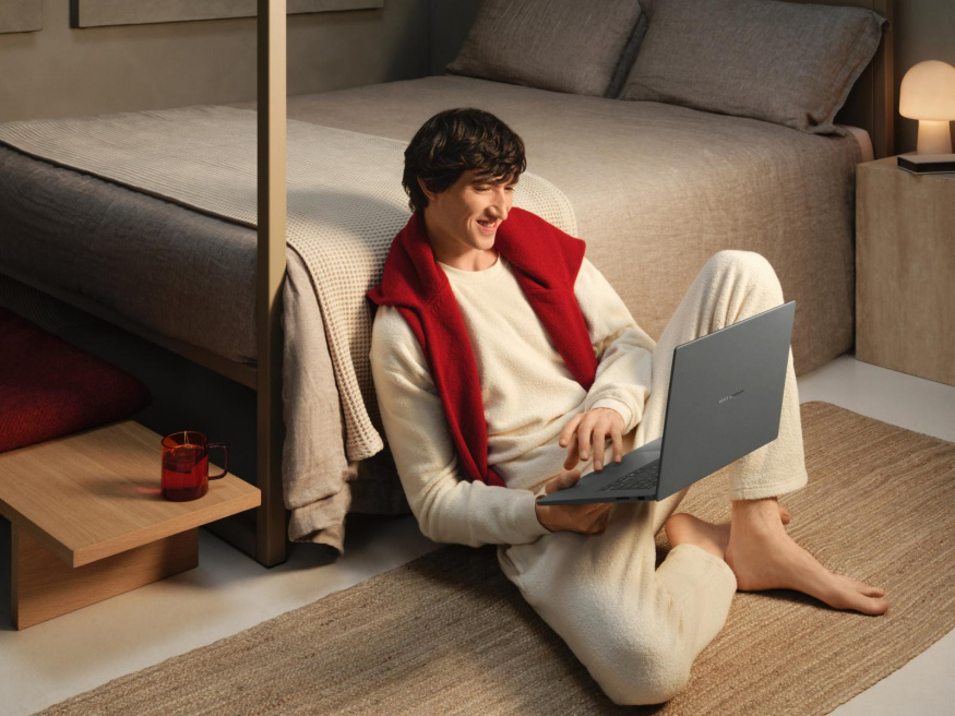 Lehký jako peříčko, silný jako buldozer: nový Asus Zenbook A16 váží pouze 1,2 kg