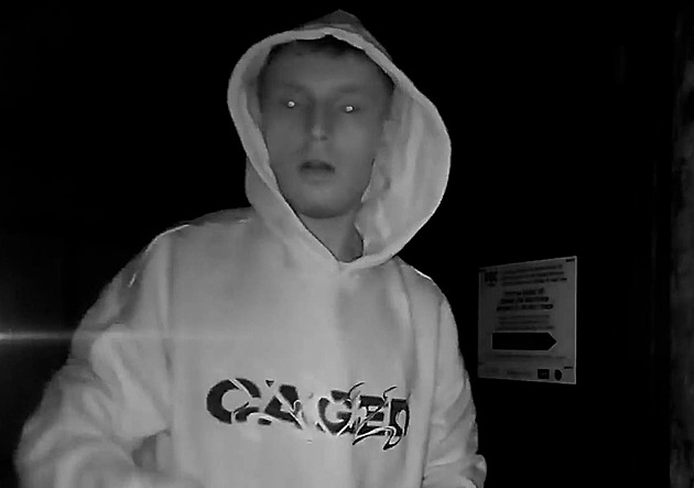 Sprejer počmáral bránu přímo pod kamerou, policie ho měsíce marně hledá