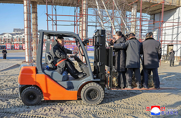 Kim na inspekci stavby památníku ukázal práci s lopatou a řídil ještěrku