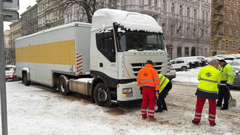 Sněhová pohroma v Praze. Uvízly kamiony, nejezdily tramvaje, hromadně se bouralo