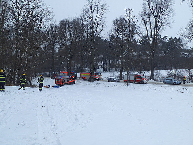 Hasiči zachraňují zraněného, který je zaklíněný v jeskyni. Zásah ztěžuje počasí