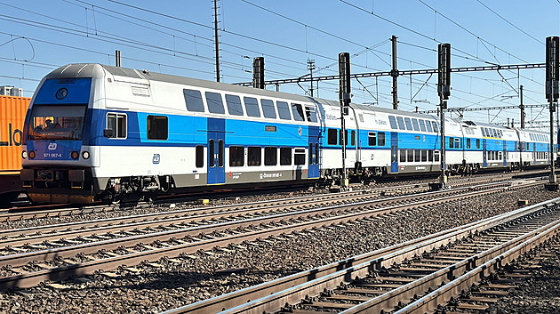 Osobní vlak v Praze srazil ženu, provoz mezi Smíchovem a Radotínem stál