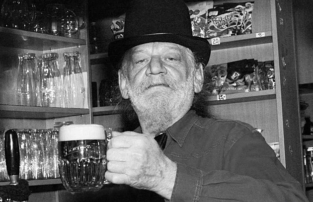 Ksichti už přišli. Zemřel Pavel Pafko Řezáč, legendární barman z Divadla Járy Cimrmana