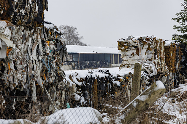 Na statku u Vyškova dál zůstávají haldy odpadu, policie stíhá firmu a dva lidi