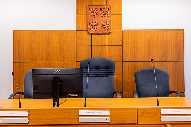 Masér v podmínce znásilnil ve sklepě nezletilou. Ke třem letům dostal dalších šest