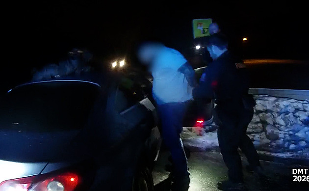 Honičku uťaly až propíchnuté pneumatiky. Pás s hroty hodili policisté těsně před auto