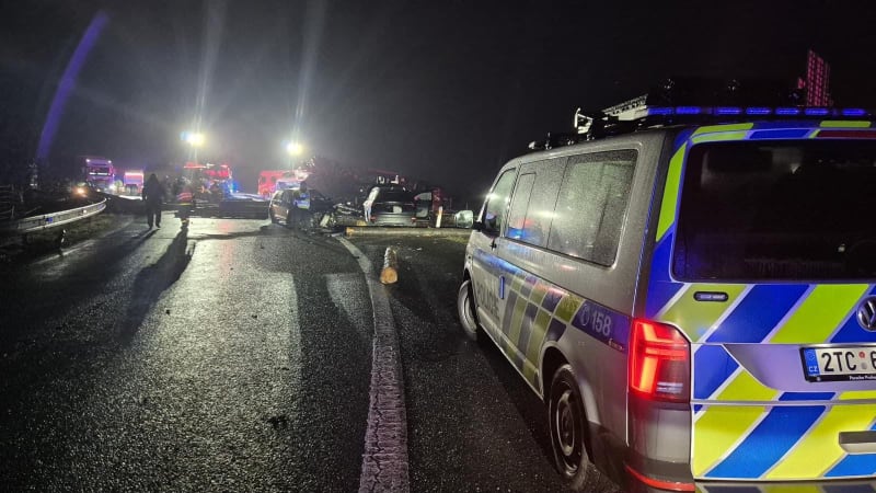 Nehoda na dálnici D1 u Hulína: Na místě jsou policisté i hasiči, provoz stojí