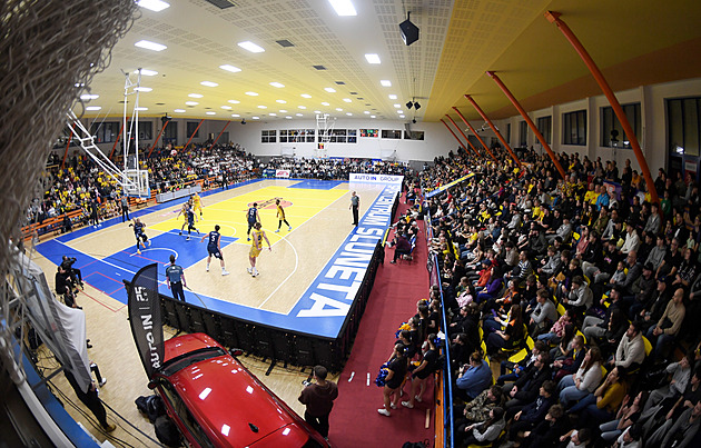 Oranžová fantazie. Ústí obléklo šéfa do kulichu, Vyoral dráždil fans: Nic ve zlém!