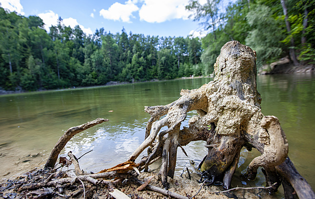 Otužilec se utopil v lomu na Brněnsku, zřejmě chtěl plavat pod ledem