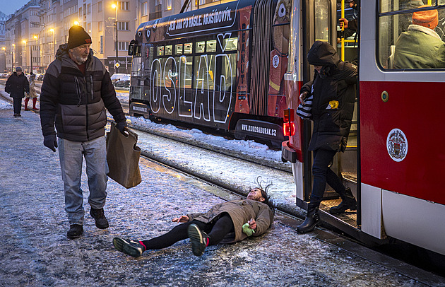 VIDEA TÝDNE: Zákeřná ledovka, rozverný nosorožec a amatérské Slunce, seno...