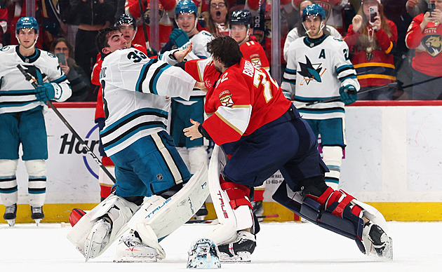 Brankářská bitka po letech v NHL. Soupeř skolil Bobrovského: Udělal bych to znovu