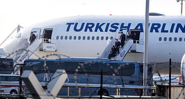 Přijeli pro podpis až z Německa, ale měli smůlu. Jaký byl přílet Barcelony do Prahy?