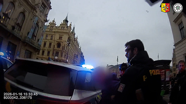 Jízda po chodníku a na červenou. Policie naháněla řidiče, pasažér z auta vyskočil