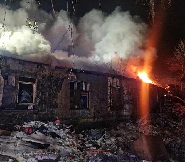 Požár vzal bydlení šedesátce lidí, ti spí v tělocvičně. Kraj řeší náhradní ubytování