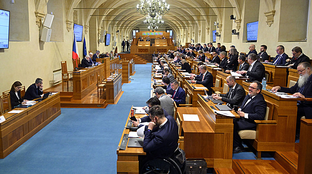 Senát vybere kandidáty na ombudsmana. Baví se o muniční iniciativě a L-159